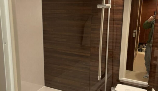 シンプルな外観を持つ浴室が、洗練されたスタイリッシュなバスルームへと変貌しました。
