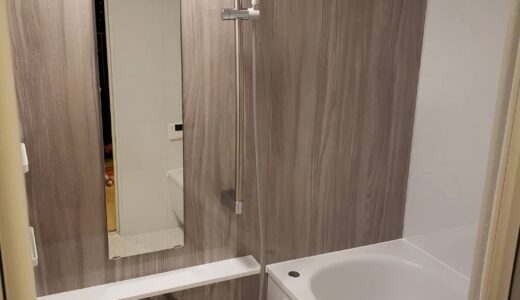 おしゃれな木目のデザインが魅せる、モダンな浴室