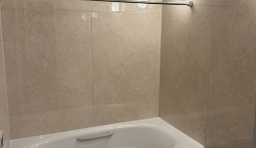 優しいベージュでくつろぎのバスルームに