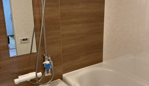 木目と白が織りなす上質な浴室
