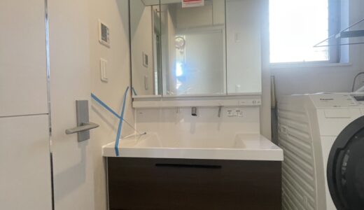 木の深みで魅せる洗面空間
