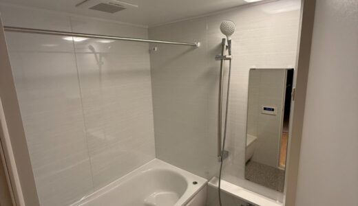 ホワイト基調で広く見せる浴室