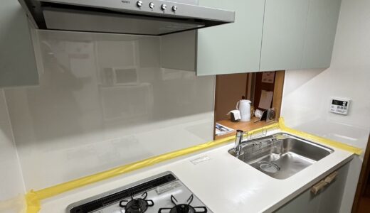 柔らかな光に映えるノールグリーンのキッチン
