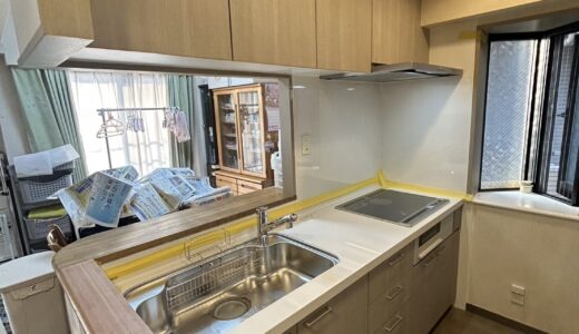 木目の温もりと直線の美しさが調和する空間