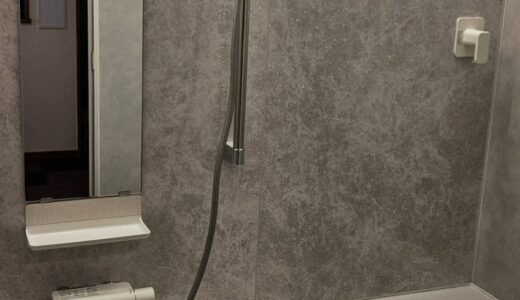 グレーで統一したホテルライクな浴室を