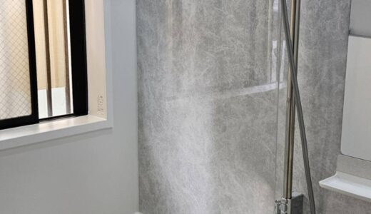 グレーが引き締めるスタイリッシュな浴室