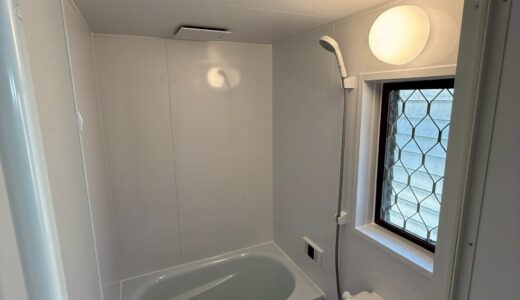 ホワイト×アクアの爽やかなコントラスト