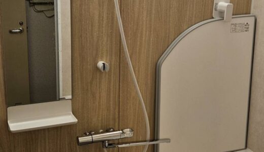 ランダムウッドが生む心地よさと使いやすさを両立したバスルーム