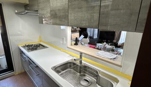 グレージュの木目とホワイトの柔らかなコントラスト