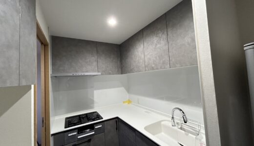 グレージュ×ホワイトの上品なコントラスト