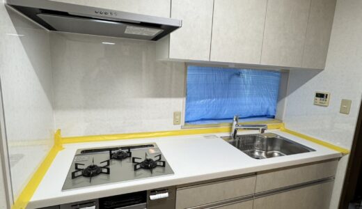 淡いベージュトーンで温もり感じるキッチン