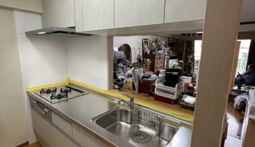 柔らかな木目と金属感が調和する上質空間に