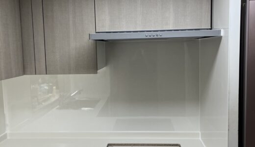 ラスティックアッシュ×ホワイトの明るさが好相性のキッチン