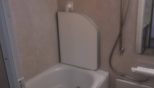 ベージュと白で柔らかな印象の浴室に