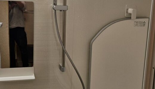 白だけど味気なくない！木目が効いたやさしい浴室