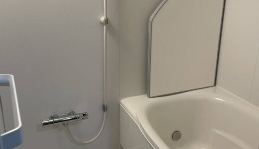 装飾を抑え明るさと統一感を重視した浴室に