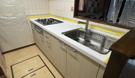 淡い木目と白でキッチンがぐっと明るく