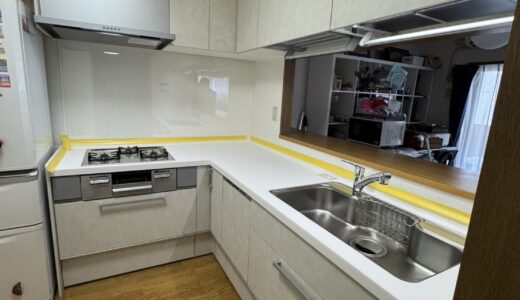 トッコモカクリームが角まで続くキッチン