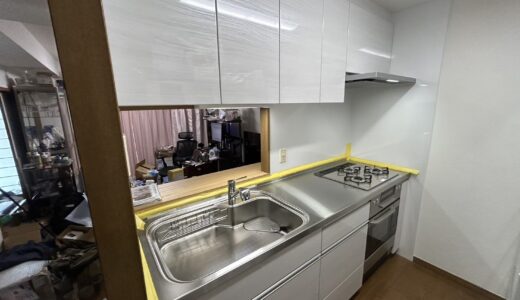 淡色扉とステンレスで整う調理の手元