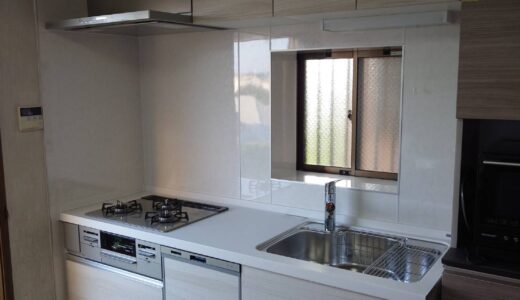 ミストアッシュの淡さで設備の主張を抑えたキッチン