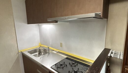 温かみの中に落ち着きを感じる木目キッチン