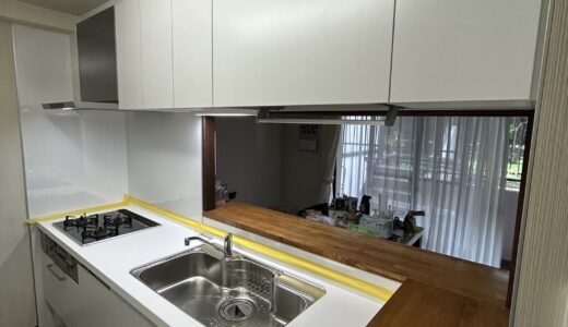 白を基調にまとめたシンプルなキッチン