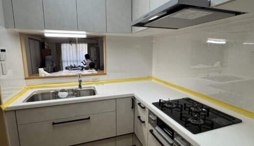 淡色を基調に引き締めたキッチン