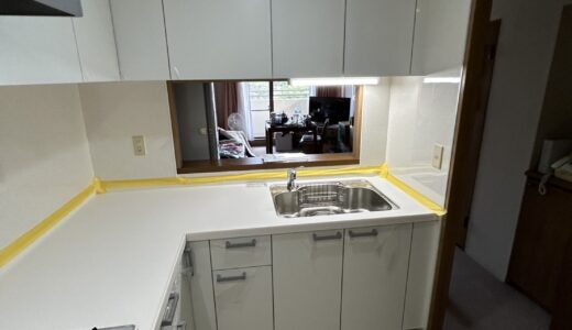 アコードホワイトの扉と白系ワークトップ