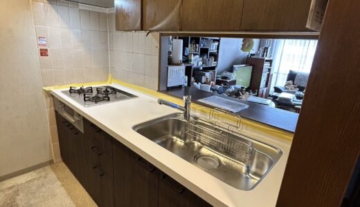 深みのある木目が映えるLIXILのキッチン