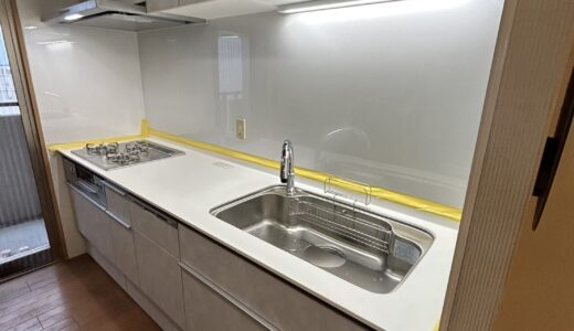 キッチンリフォーム｜石目柄が上品に映えるLIXIL シエラS