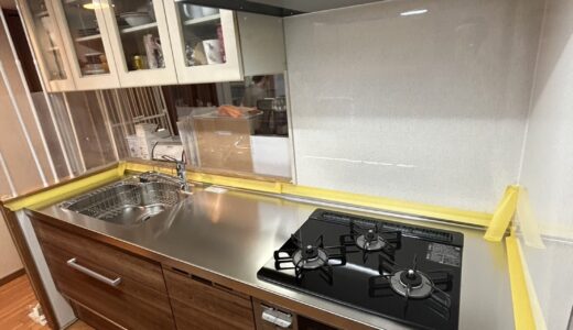 キッチンリフォーム｜ナチュラル木目と最新の収納設計 クリナップ ラクエラ