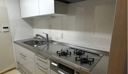 キッチンリフォーム 明るいトーンホワイトのシンプルキッチン クリナップ ラクエラ