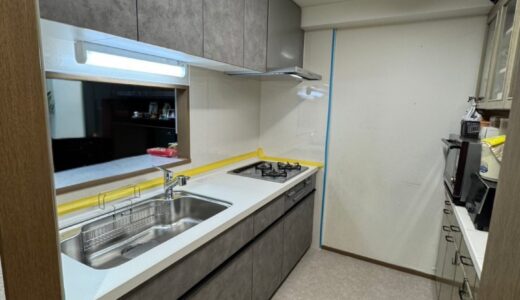 キッチンリフォーム 石目調の落ち着いた扉とお手入れしやすい素材で整えた LIXIL シエラS