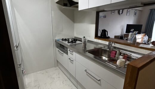 キッチンリフォーム 清潔感のあるトーンホワイト扉の クリナップ ラクエラ