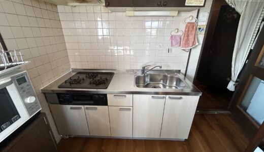 キッチンリフォーム やさしい木目カラーで空間になじむ クリナップ ラクエラ