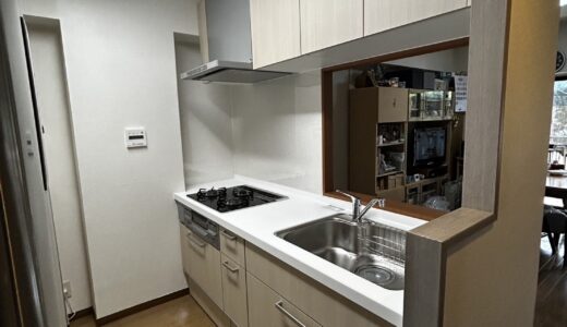 キッチンリフォーム 優しい色合いですっきり見せるI型キッチン クリナップ ラクエラ