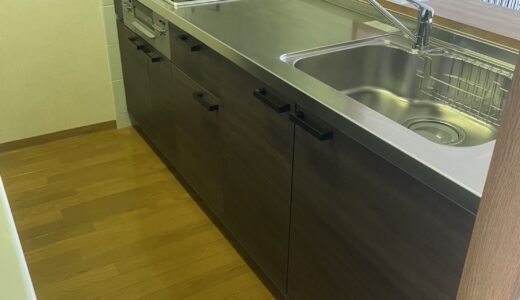 キッチンリフォーム ダーク木目扉の落ち着いた印象 クリナップ ラクエラ