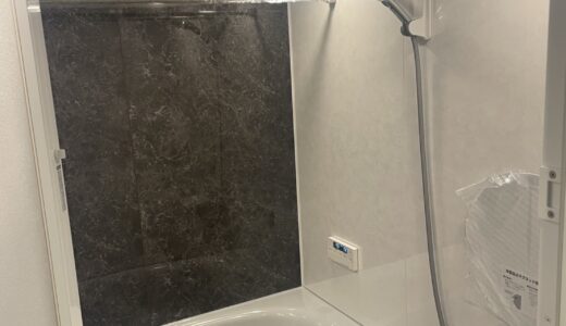 浴室リフォーム 黒の石目調パネルが映えるデザインの LIXIL リノビオV