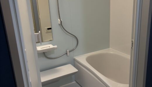 浴室リフォーム 爽やかなブルーのアクセントパネルの TOTO サザナ HTシリーズ