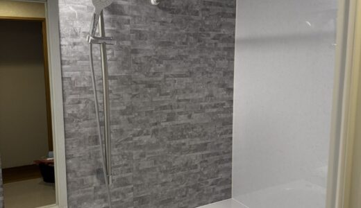 浴室リフォーム グレーアクセントパネルとホワイト床の組み合わせの浴室 TOTO WYシリーズ