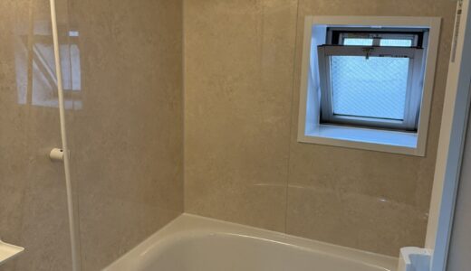 浴室リフォーム マーフィーベージュ壁パネルの落ち着いた浴室 LIXILリノビオP