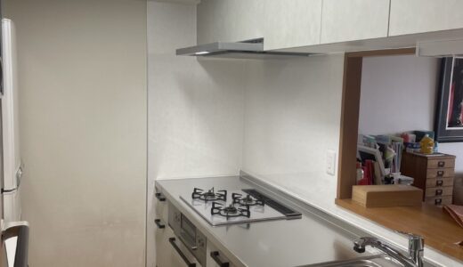 キッチンリフォーム やわらかな印象のモカカラーの クリナップ ラクエラ