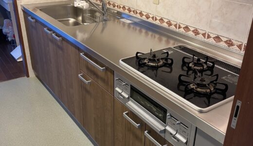 キッチンリフォーム 作業しやすい広めシンクの木目調キッチン クリナップ ラクエラ