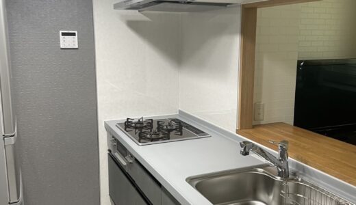 キッチンリフォーム 落ち着いたグレートーンで引き締まった クリナップ ラクエラ