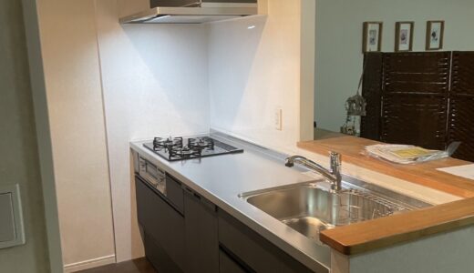 キッチンリフォーム 空間を引き締める深みのあるブルー クリナップ ラクエラ