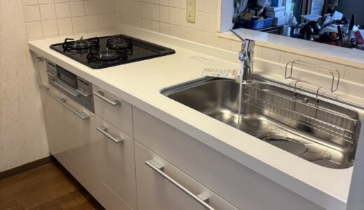 キッチンリフォーム エアリィホワイトと人造大理石トップのキッチン LIXIL リシェル