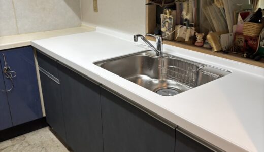 キッチンリフォーム 濃色の面材で空間を引き締めた クリナップ ラクエラ