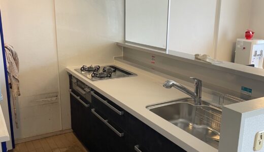 キッチンリフォーム 黒と白のコントラストで空間を引き締めるLIXIL リシェル