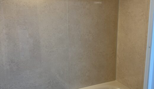 浴室リフォーム マーフィーベージュ壁とグレー床の組み合わせの浴室 LIXILリノビオV