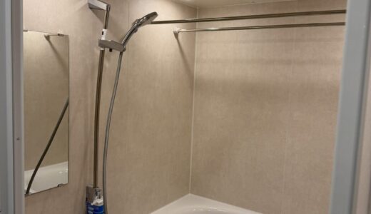 浴室リフォーム スタッコベージュ壁とホワイト床の組み合わせの浴室 LIXILリノビオV